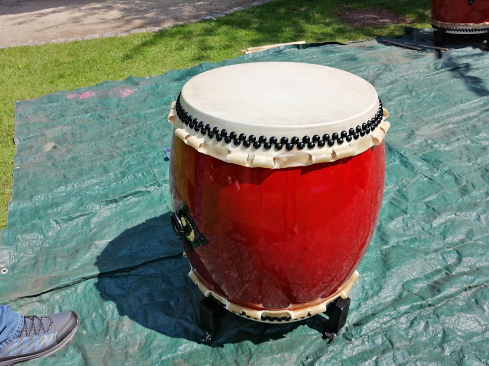 빨간색과 흰색 타악기 드럼