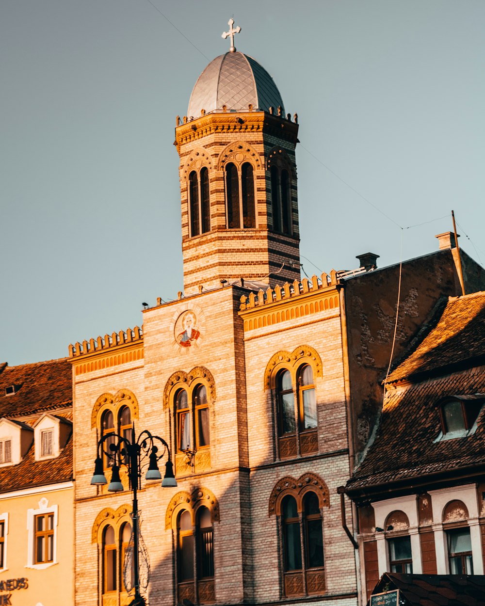 edifício de tijolos bege e amarelo