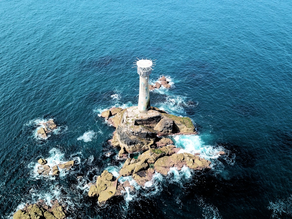 Vue aérienne d’un phare entouré d’eau