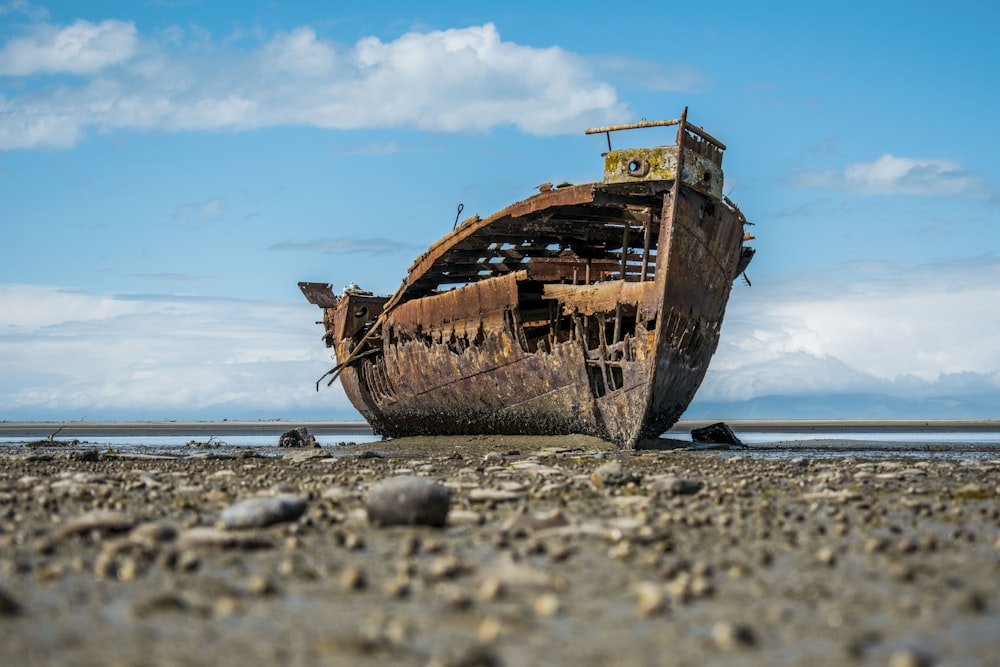 nave in rovina sulla riva