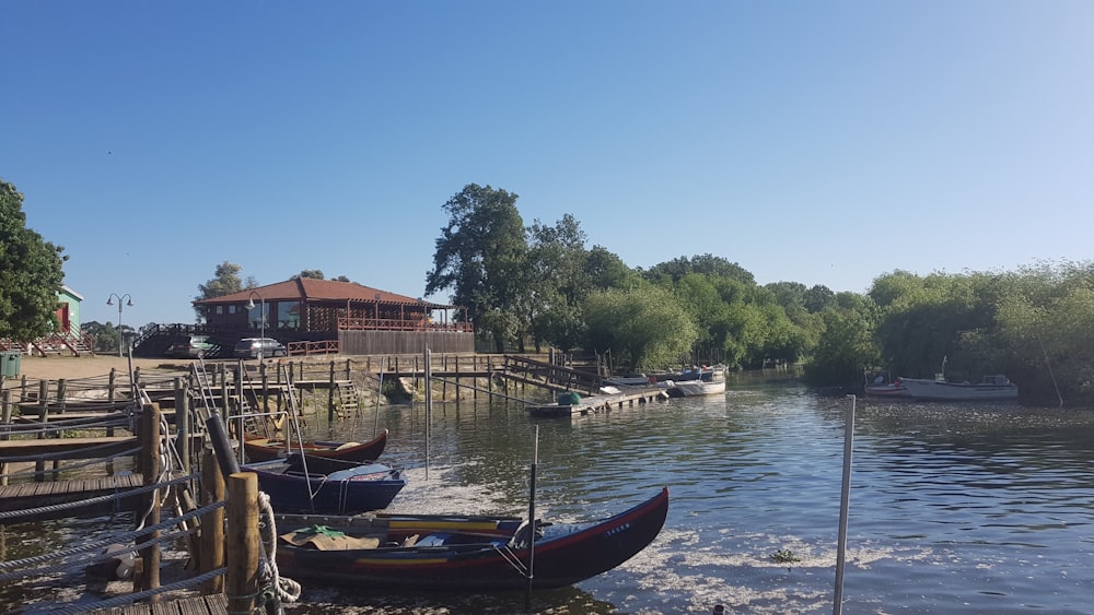 barcos atracam ao lado de docas durante o dia