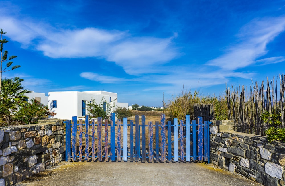 puerta de madera azul bajo el cielo azul