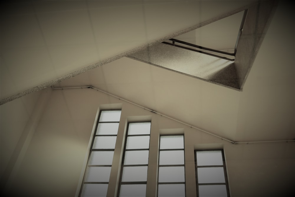 Foto de panel de ventana de vidrio esmerilado en escalera blanca – Imagen  gratuita Gris en Unsplash