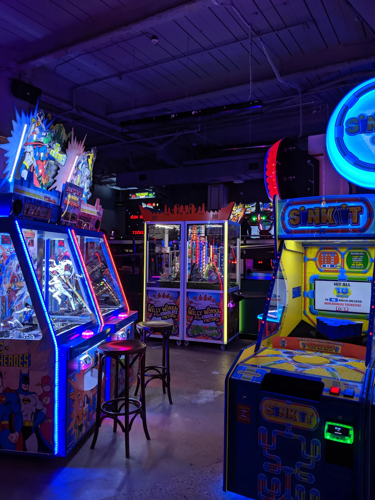 Jeune fille qui joue à un jeu d'arcade