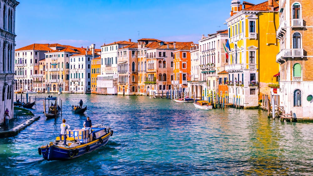 Landschaftsaufnahme eines Kanals in Venedig