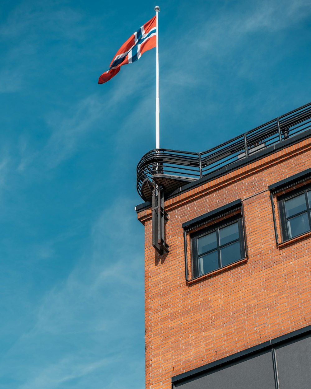 Flagge des Vereinigten Königreichs auf braunem Betongebäude während des Tages