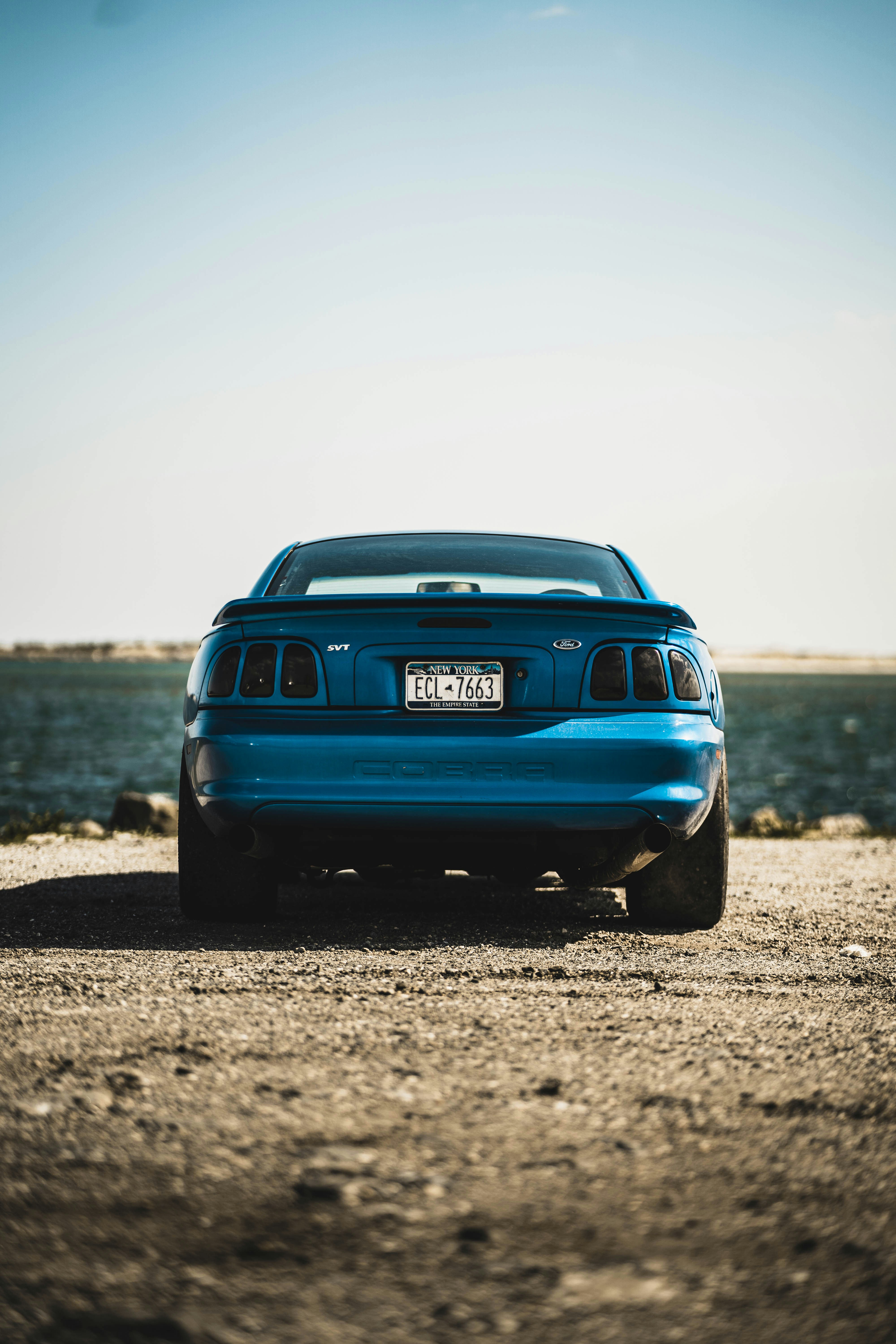 geparktes blaues Fahrzeug in der Nähe des Gewässers