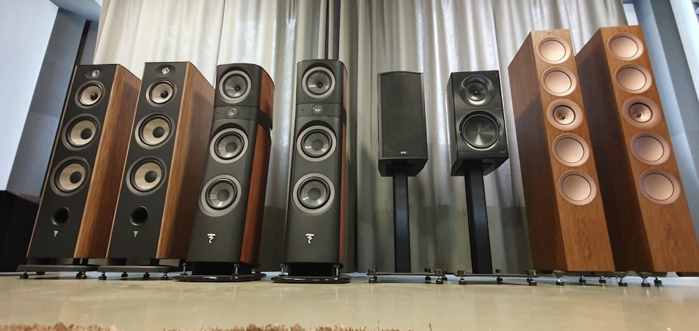 Sistema de home theater preto e marrom