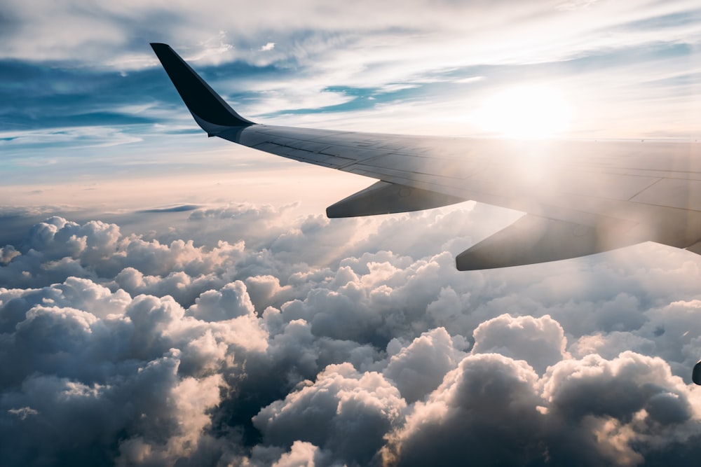 Flugzeug über weiße Wolken fliegen