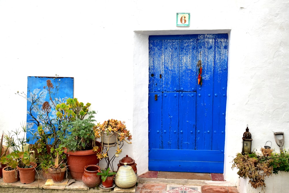 puerta de madera azul cerrada