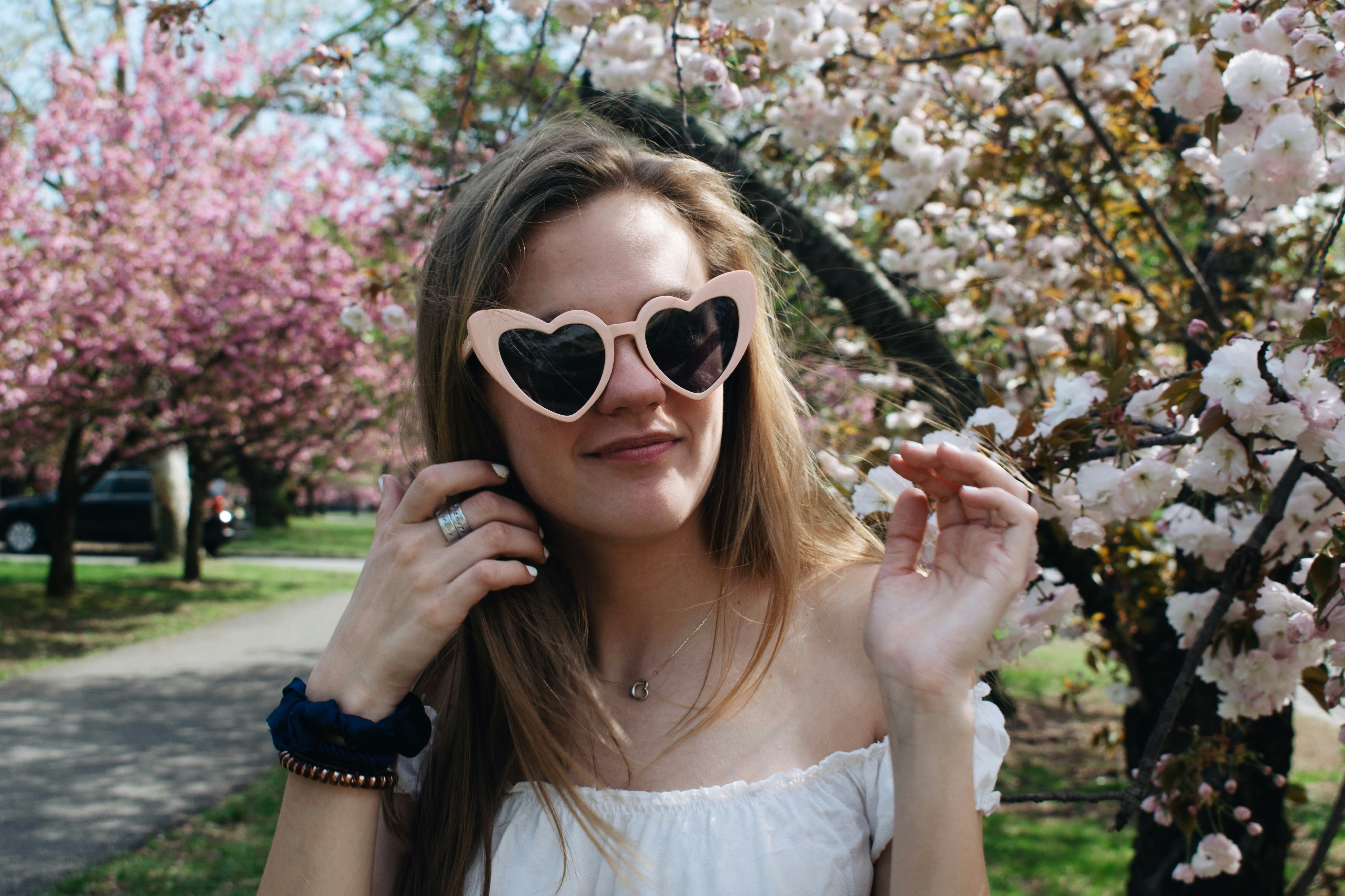 haut blanc à épaules dénudées