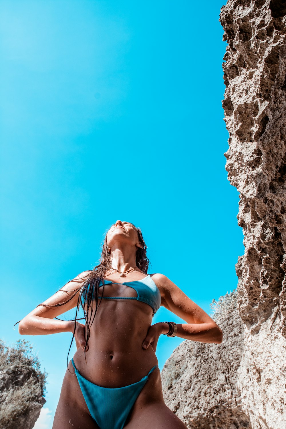 Mujer cerca de las rocas