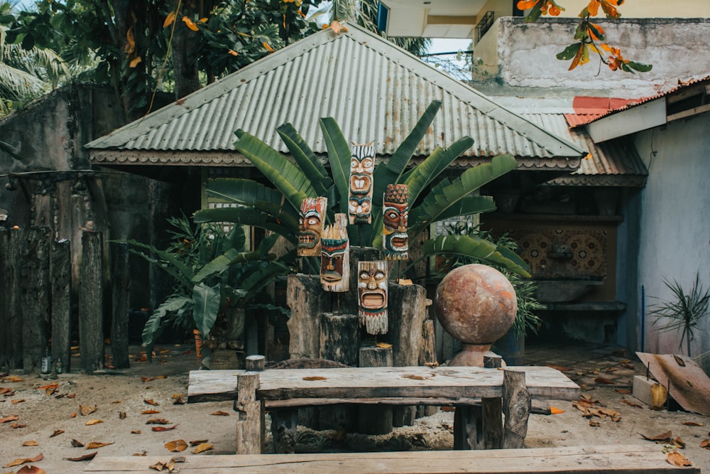 vacant gray bench during daytime