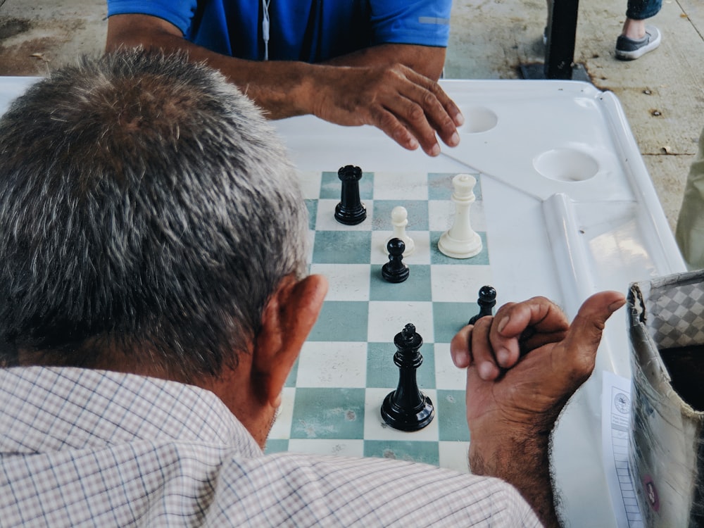 Menschen, die Schach spielen