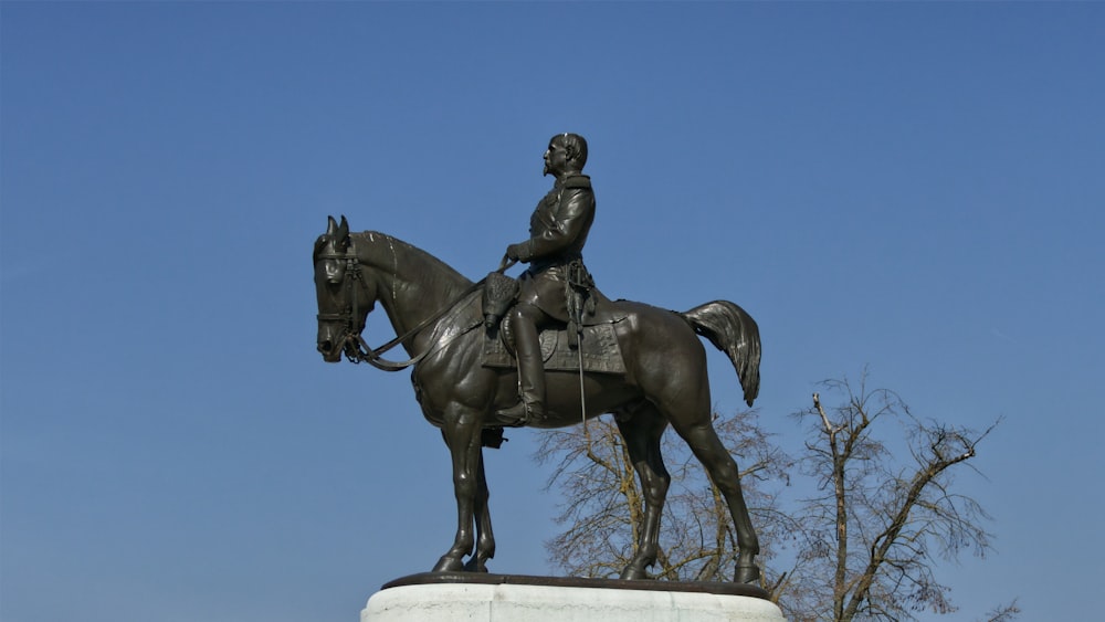 Mann reitet Pferd Statue