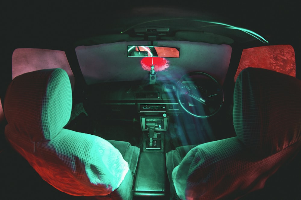 Interior del vehículo con luz