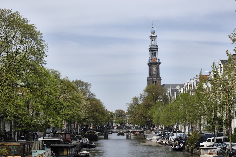 Una vista de un río con una torre del reloj en el fondo