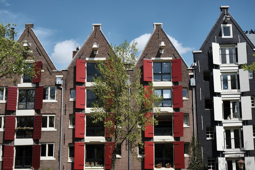 edificio in cemento rosso