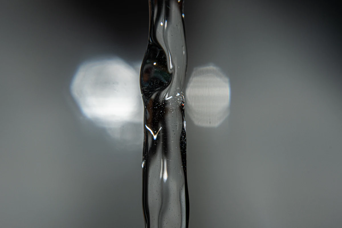 Primer plano de un grifo de acero (foto: Jack Carter en Unsplash)