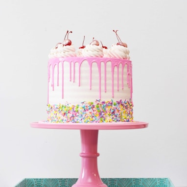 fondant cake with stand