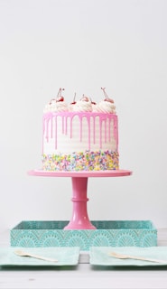 fondant cake with stand