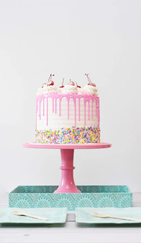 fondant cake with stand