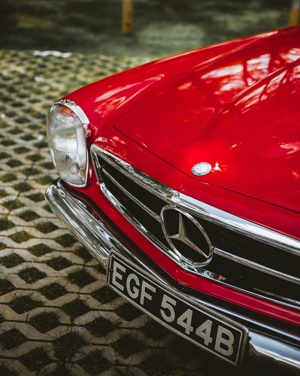 foto de foco raso do carro Mercedes-Benz vermelho