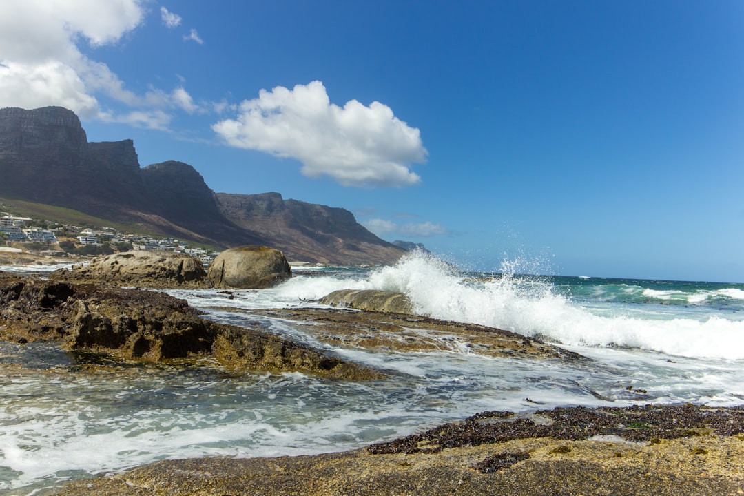 sea waves during daytime