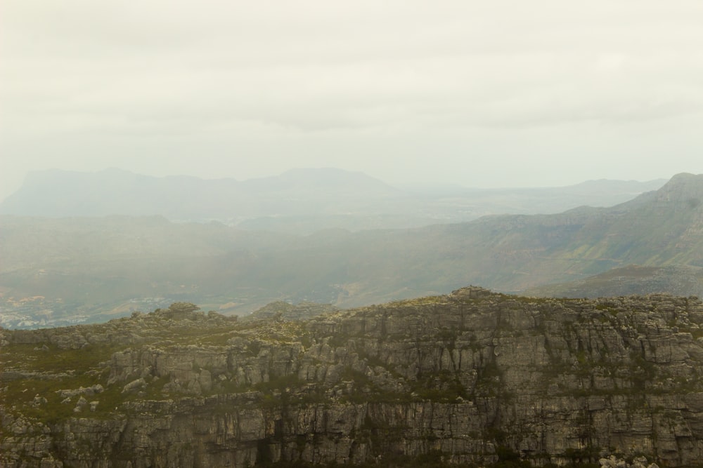 nevoeiros que se formam nas montanhas durante o dia