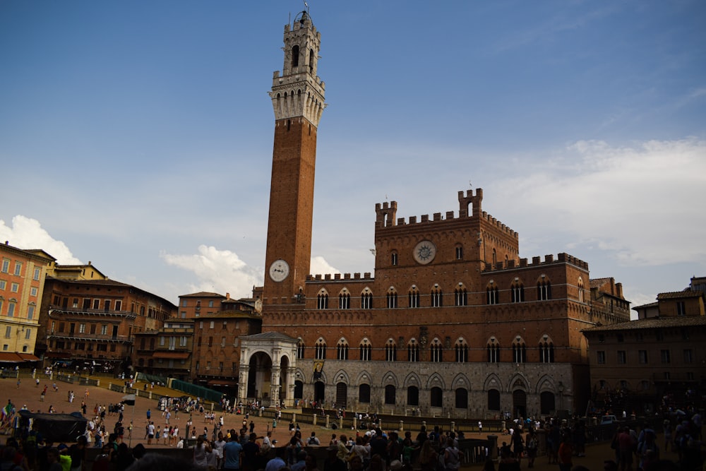 persone che camminano all'aperto vicino a edifici in cemento