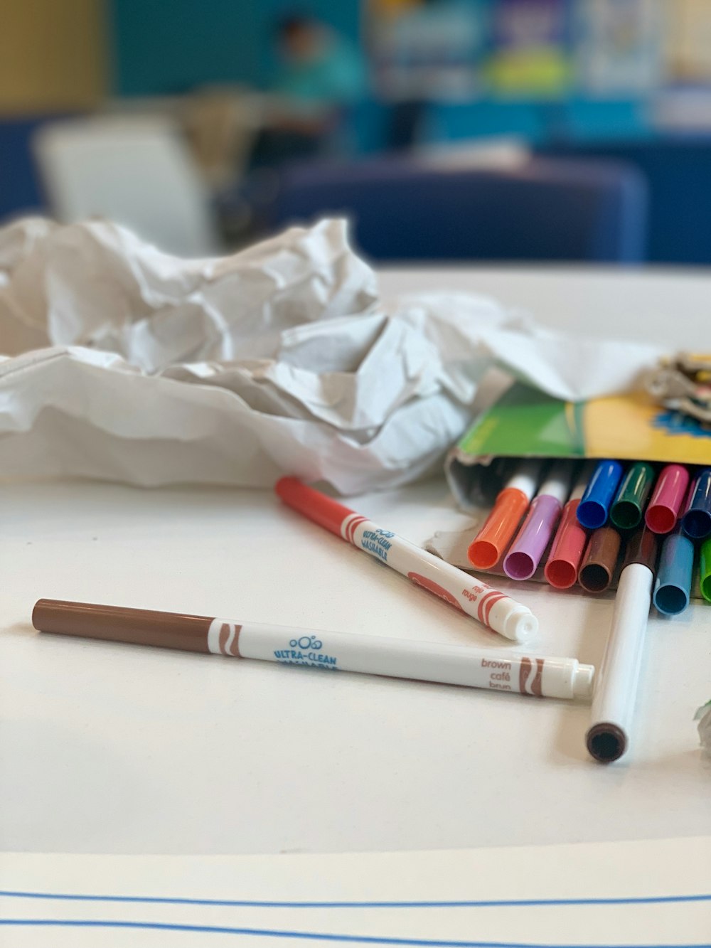 matita colorata assortita con scatola sul tavolo