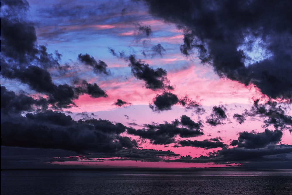 oceano sotto cielo nuvoloso durante il giorno