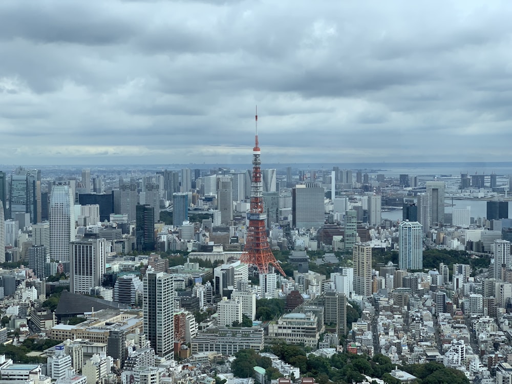 昼間は建物に囲まれた赤い塔