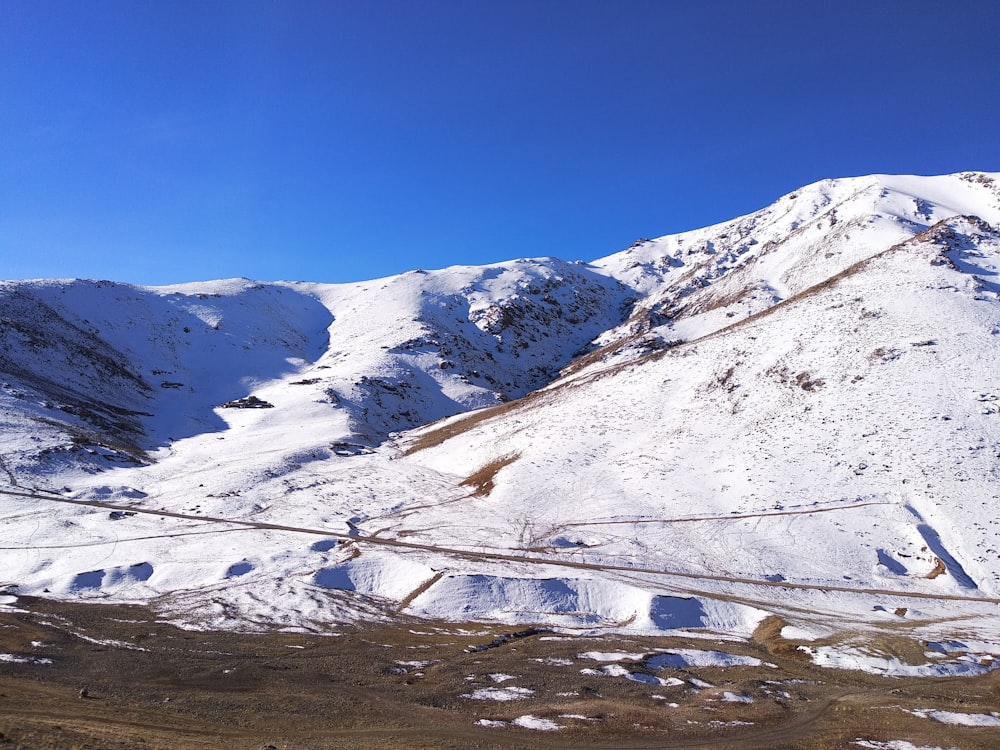 montanha coberta de neve durante o dia