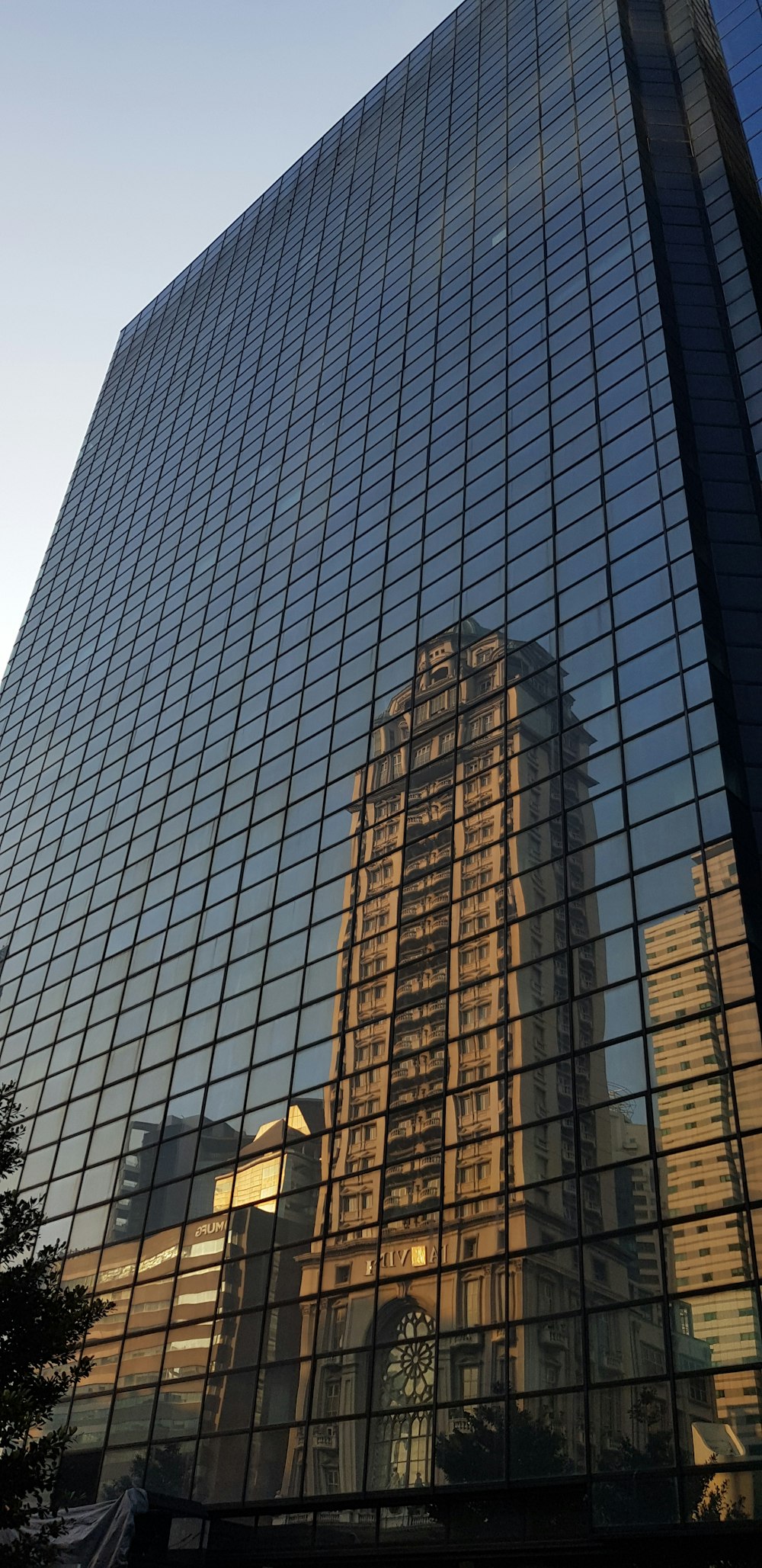 Fotografía de ángulo bajo de un edificio de gran altura