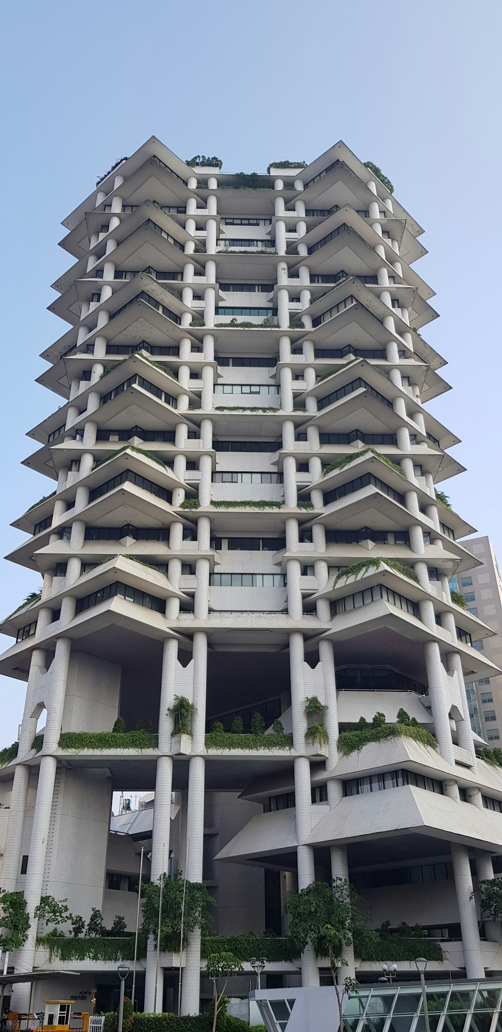 Edificio de gran altura blanco