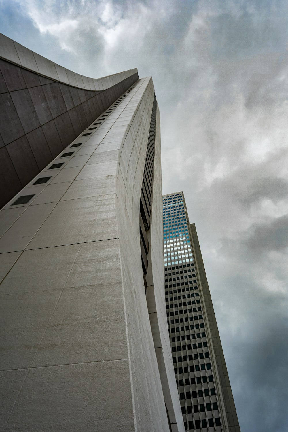 foto de baixo ângulo do edifício alto