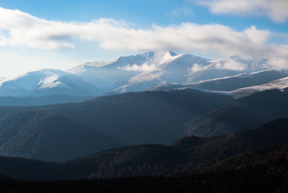 Fotografia de montanha de cobertura de neve