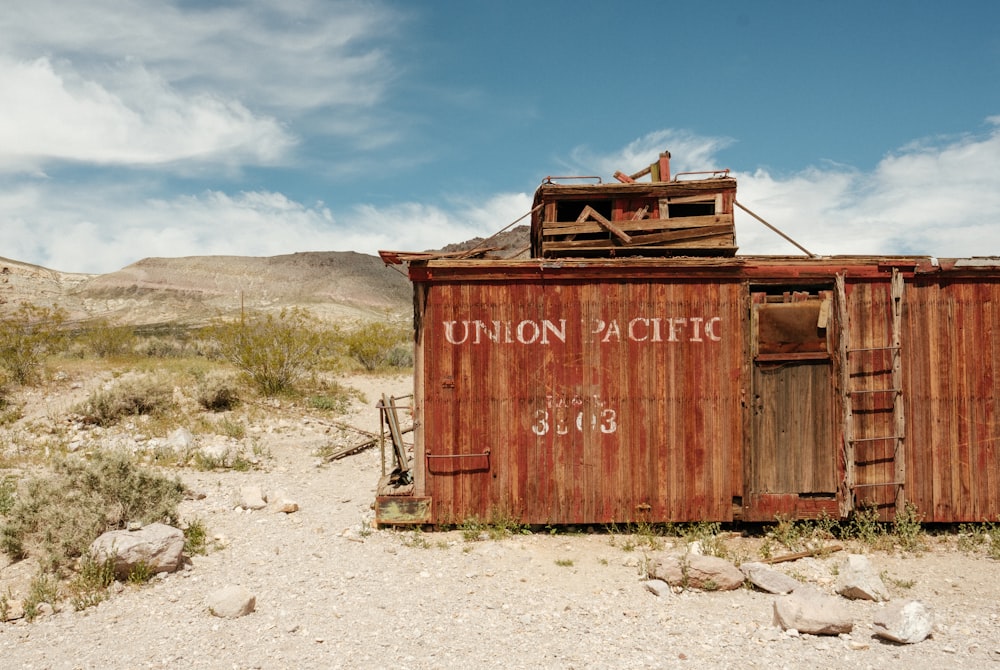 brauner, baufälliger Eisenbahnwaggon der Union Pacific in der Wüste