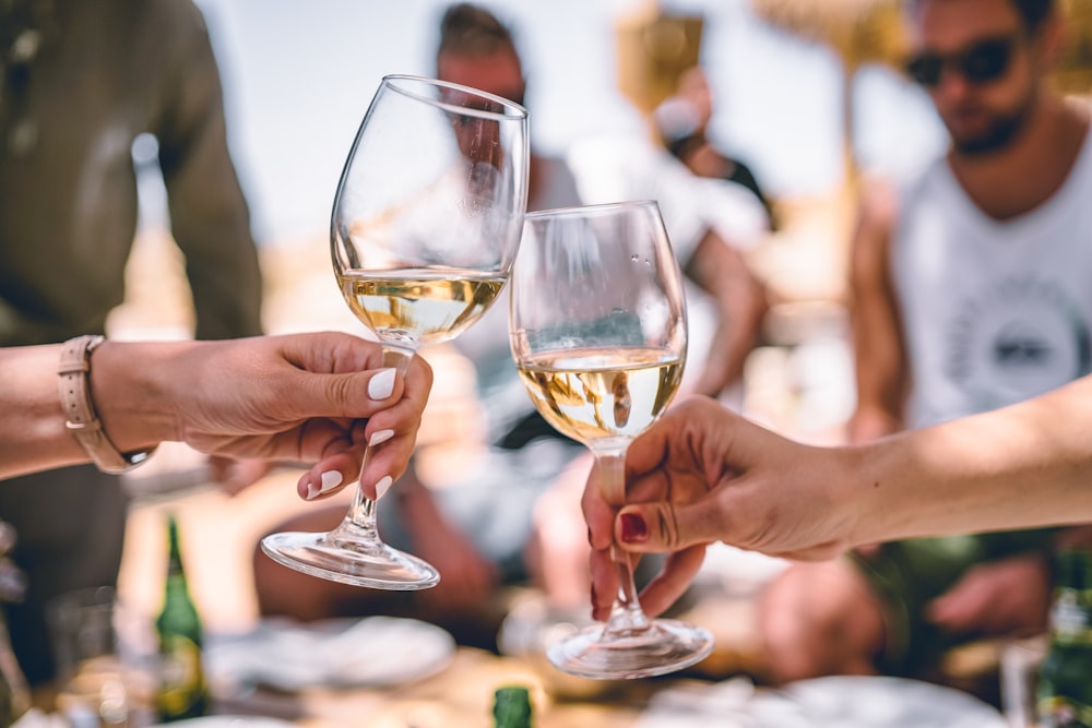 zwei Frauen halten ein Glas Champagner in der Hand