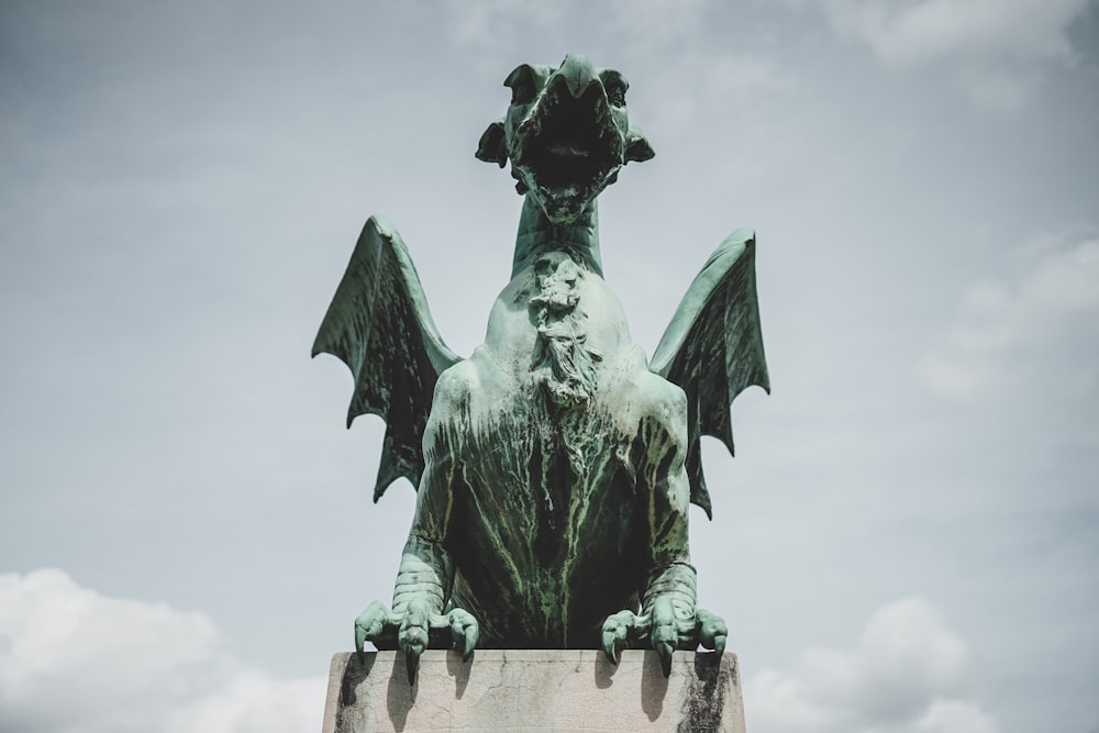 Statue de dragon en béton gris