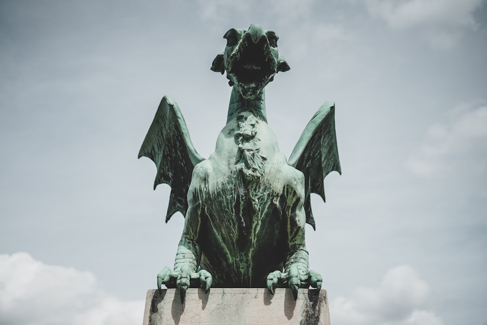 Estatua del dragón de hormigón gris