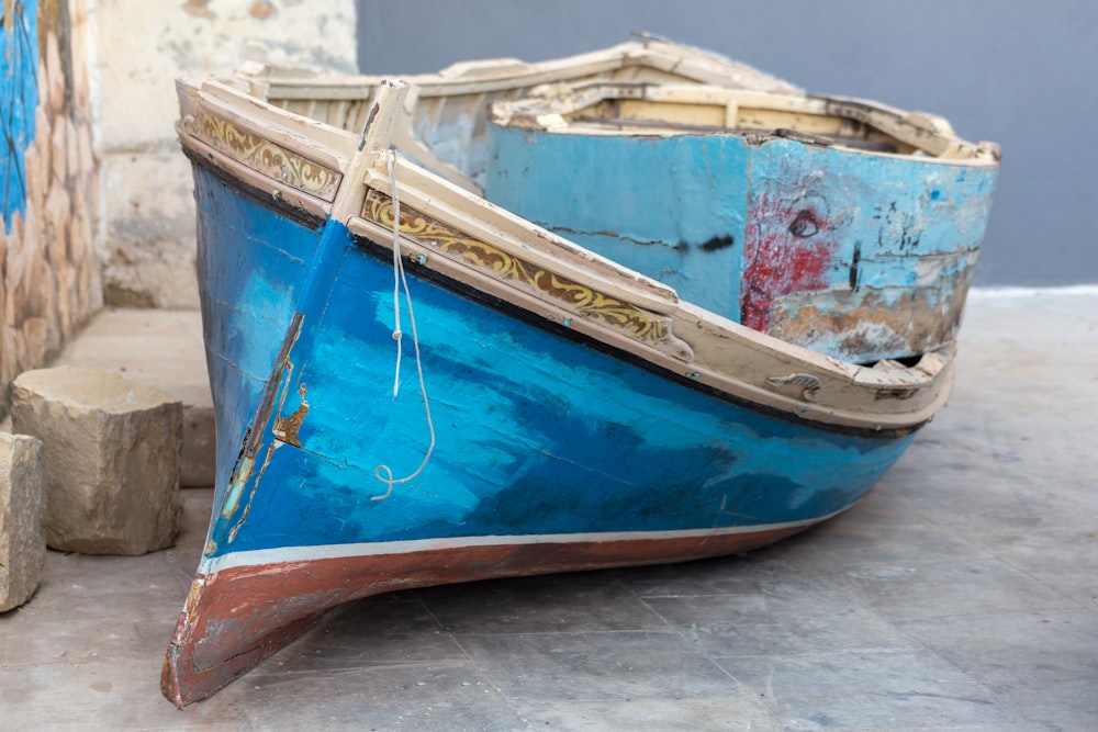 fotografia de canoa azul e marrom