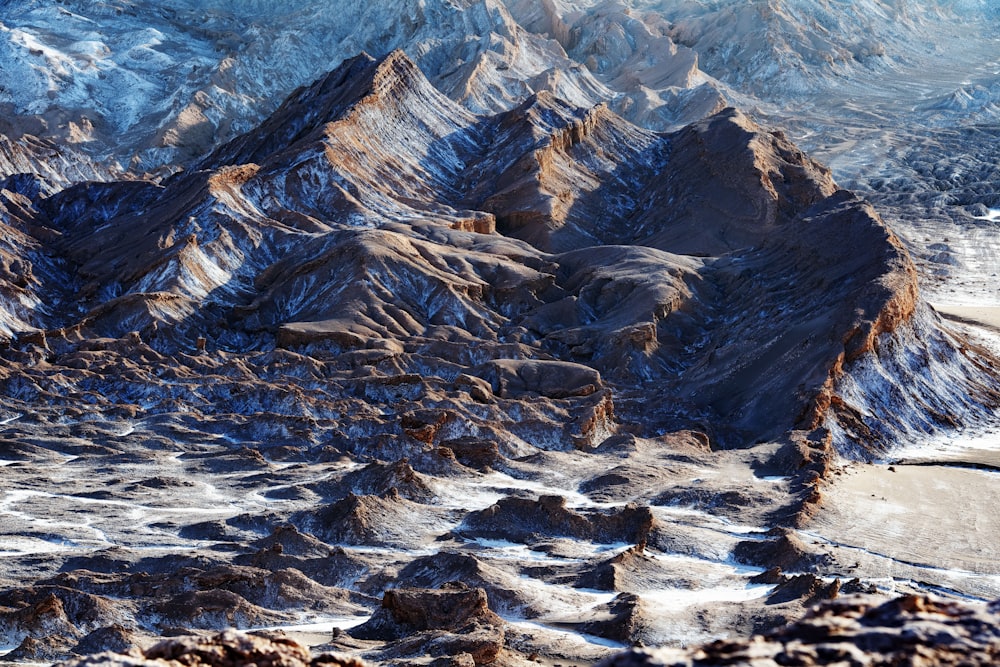 montagne marroni e bianche