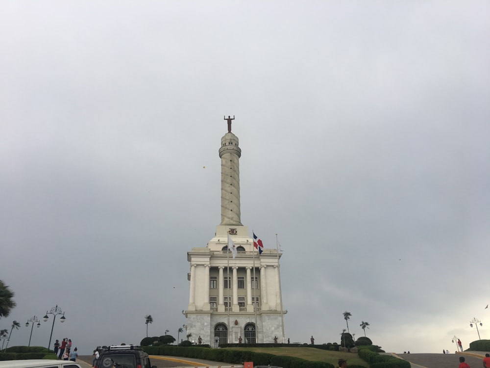 edificio de pilares blancos en la cima de una colina bajo un cielo nublado gris