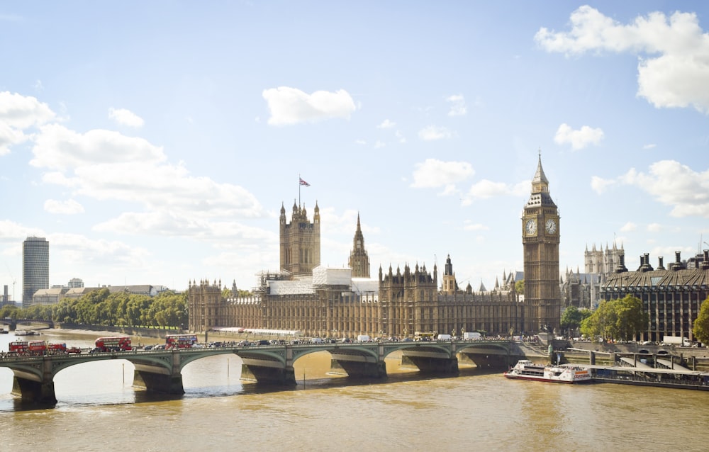 Elizabeth Tower a Londra sotto cieli azzurri e bianchi