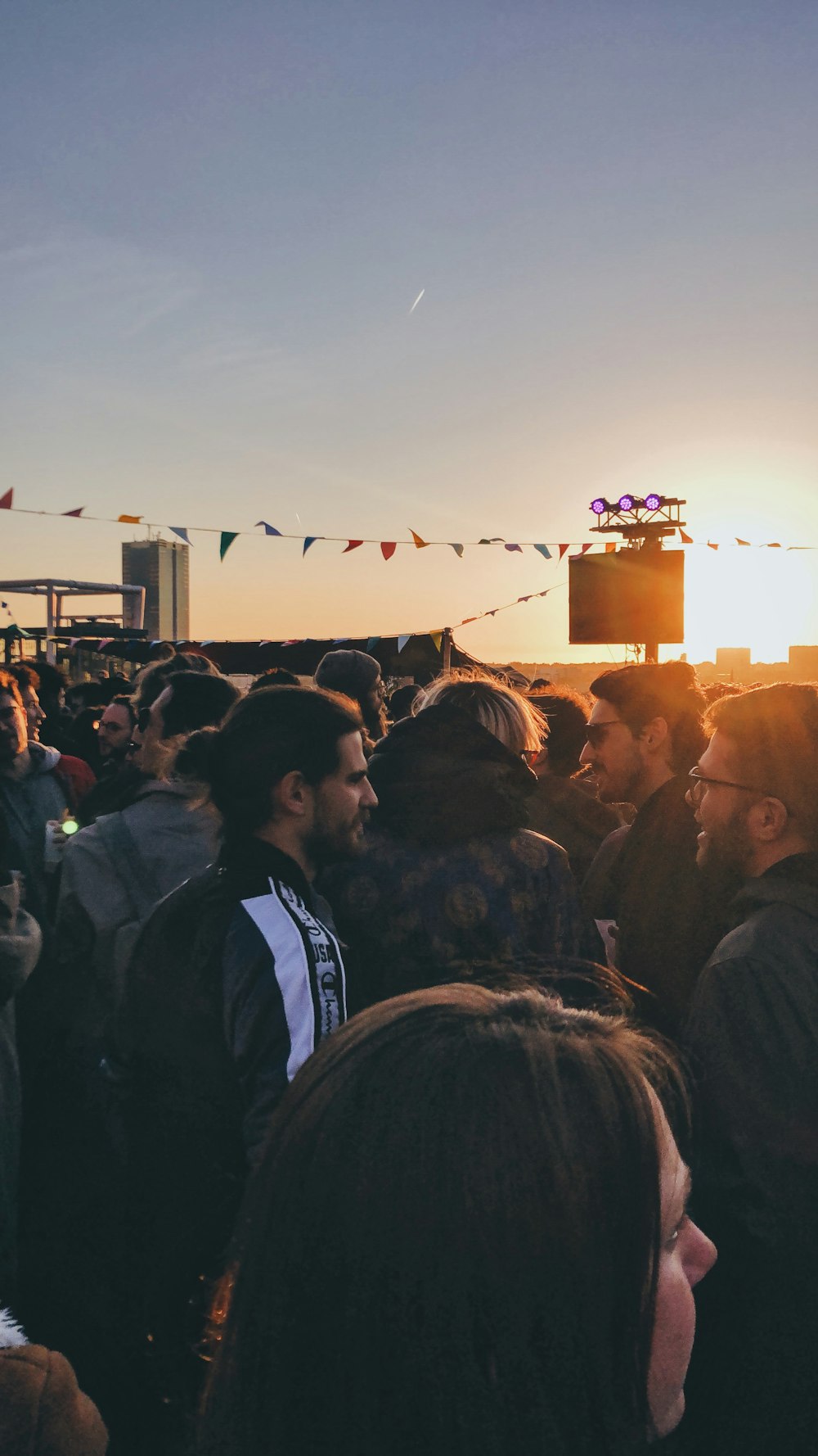 Grupo de pessoas reunidas durante a Golden Hour