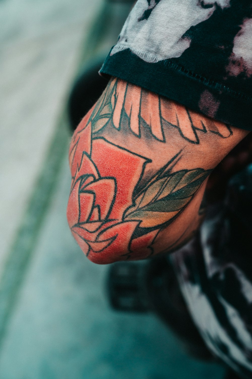 tatuagem floral preta e vermelha
