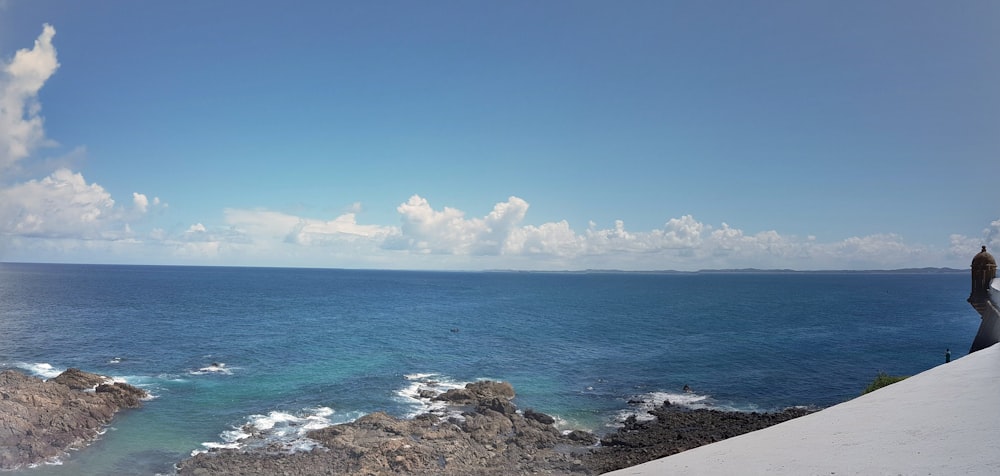 falaise près de la mer calme pendant la journée