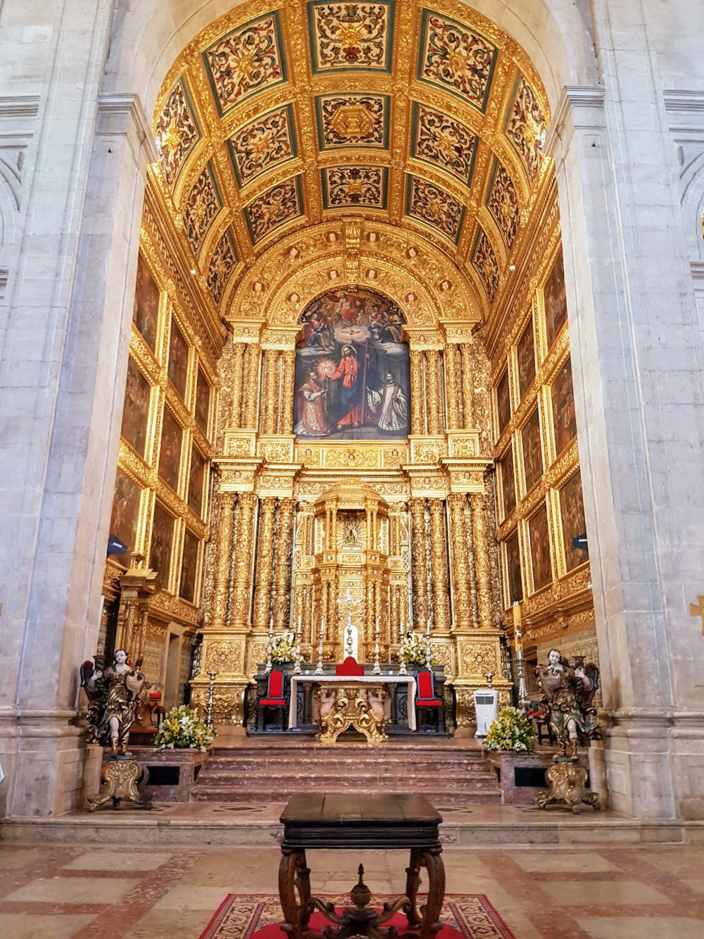 Interior de la catedral de hormigón dorado y blanco